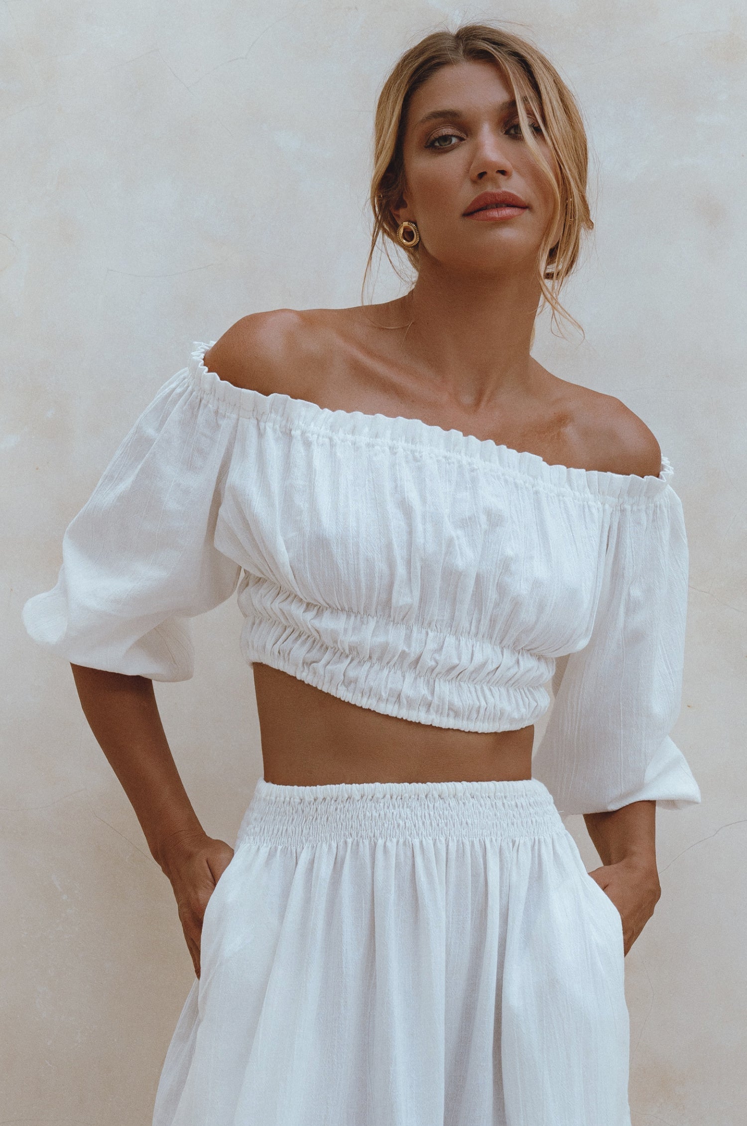 Embrace comfort and style with the Annabelle Linen Cropped Top. Handcrafted from high-quality linen, it features elasticated details for a perfect fit. Ideal for creating a feminine and romantic look when paired with the coordinating maxi skirt or styled with your favorite denim.